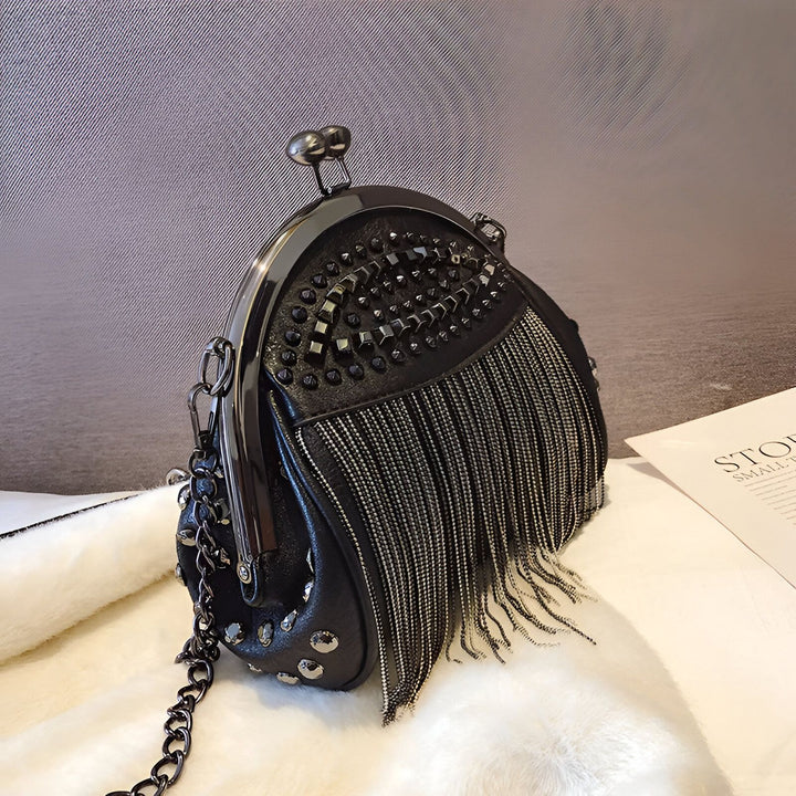 Sac à main noir avec fermoir boule, clous et franges en chaînes., 46193948852448