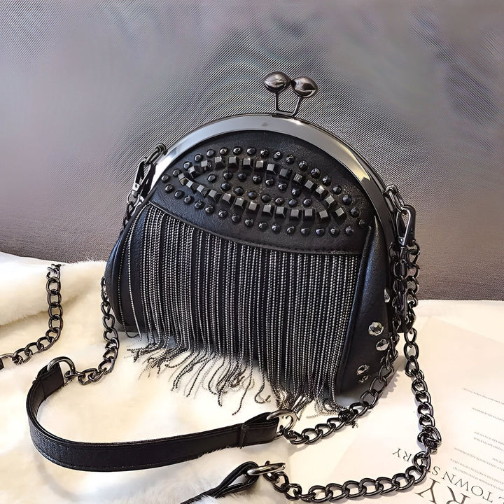 Sac à main noir avec franges, clous, bandoulière chaîne et fermoir métallique., 46193948852448