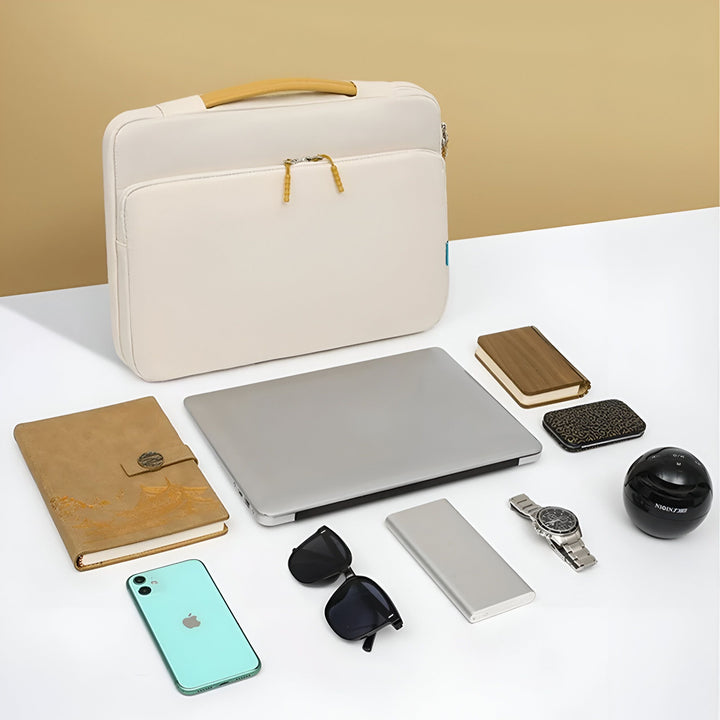 Composition d'objets : housse pour ordinateur portable, laptop, téléphone, lunettes de soleil, carnets et accessoires., 46193910022368,46193910055136,46193910087904,46193910120672,46193910153440,46193910186208,46193910218976,46193910251744,46193910284512,46193910317280,46193910350048,46193910382816