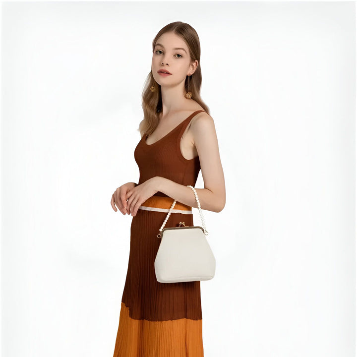 Sac à main blanc avec anse en perles, porté par femme en robe plissée colorée., 46193949081824,46193949114592,46193949147360