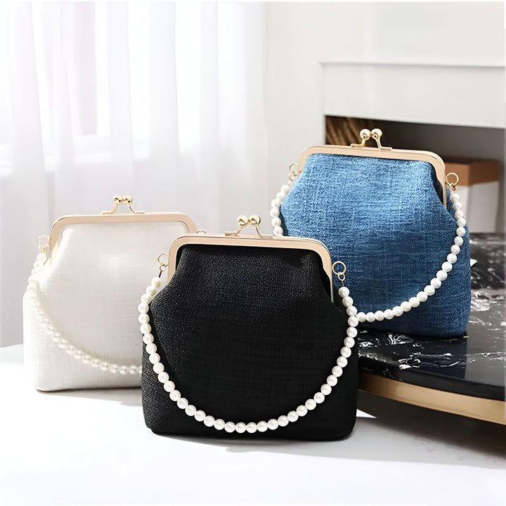 Trois pochettes blanches, noires et bleues avec anse en perles et fermoir doré., 46193949081824,46193949114592,46193949147360