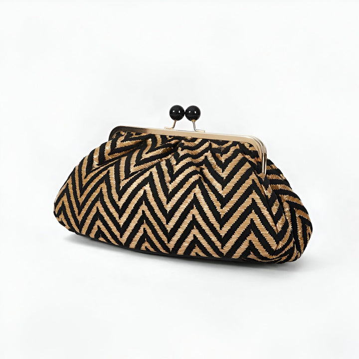 Pochette noire et or avec motif chevron, fermoir doré à boules noires., 46194023006432