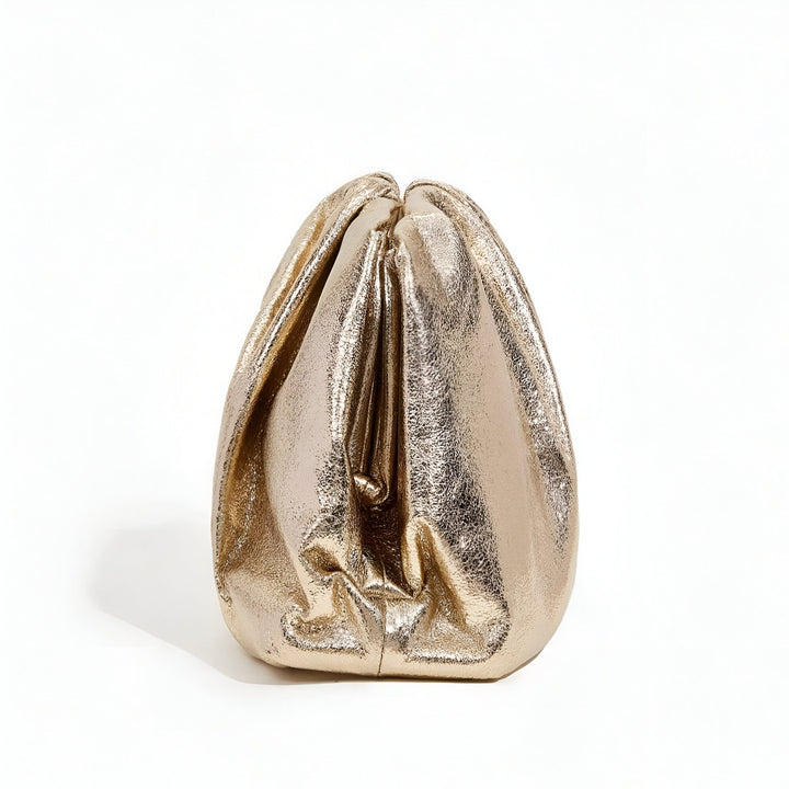 Sac pochette doré froissé sur fond blanc., 46194021695712,46194021728480
