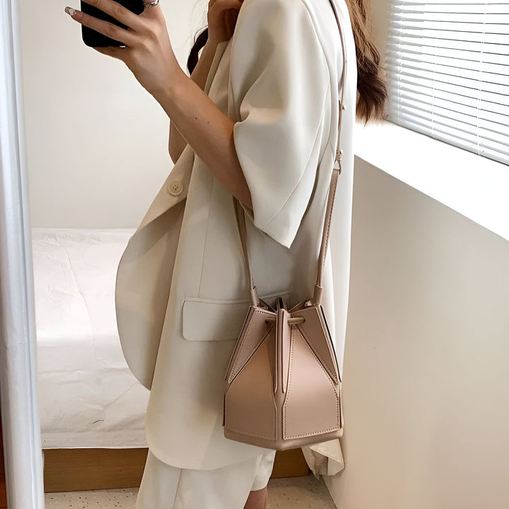 Sac seau rose pâle géométrique porté épaule avec veste claire, 46194005213408,46194005246176,46194005278944,46194005311712,46194005344480,46194005377248