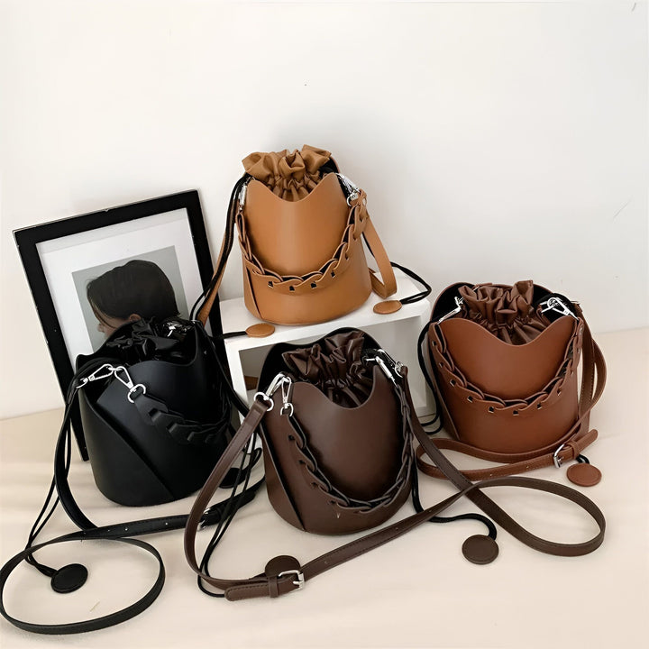 Quatre sacs seau en cuir noir, marron foncé, marron clair et camel avec liens coulissants., 46194008850656,46194008883424,46194008916192,46194008948960