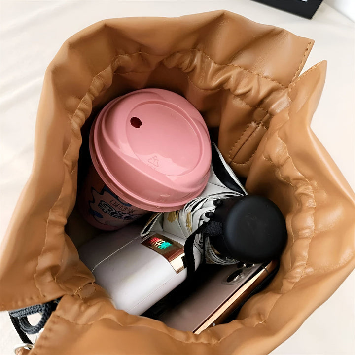 Contenu d'un sac marron clair : gobelet rose, parapluie, power bank, smartphone., 46194008850656,46194008883424,46194008916192,46194008948960