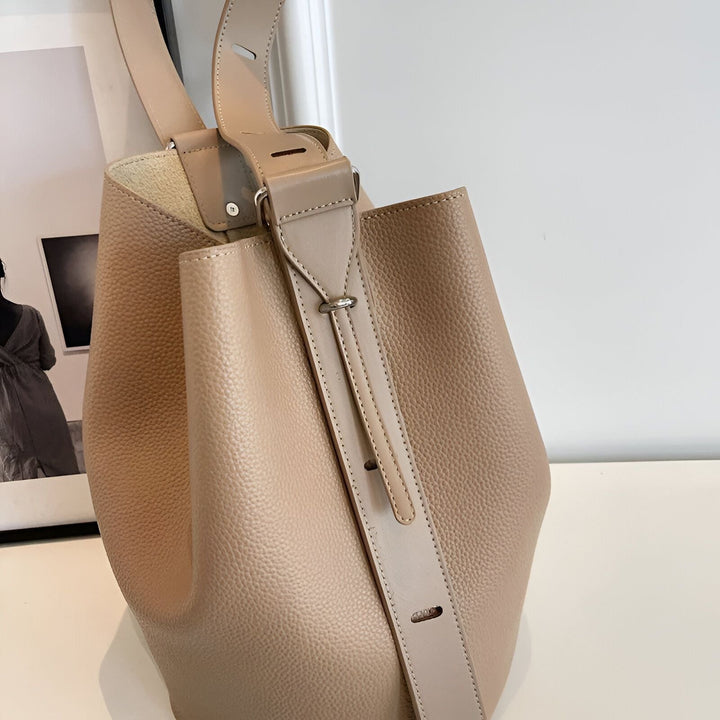 Sac à main en cuir beige texturé sur fond clair, 46193881710816,46193881743584,46193881776352