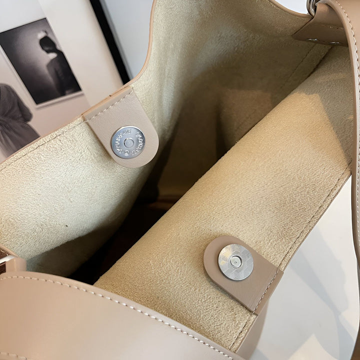 Détail intérieur sac beige : doublure suédée, fermeture magnétique, coutures., 46193881710816,46193881743584,46193881776352
