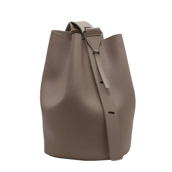 Sac seau taupe en cuir texturé avec bandoulière, sur fond blanc., 46193881710816,46193881743584,46193881776352