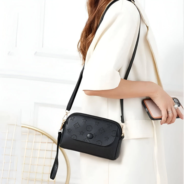 Femme avec sac noir en bandoulière à motifs, 46262992503008,46262992535776,46262992568544,46262992601312,46262992634080,46262992666848,46262992699616