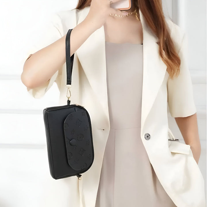 Femme en blazer tenant une pochette dragonne noire à motif., 46262992503008,46262992535776,46262992568544,46262992601312,46262992634080,46262992666848,46262992699616