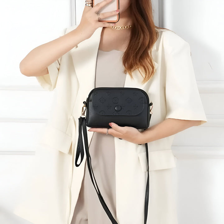 Femme tenant un petit sac à main noir avec motif., 46262992503008,46262992535776,46262992568544,46262992601312,46262992634080,46262992666848,46262992699616