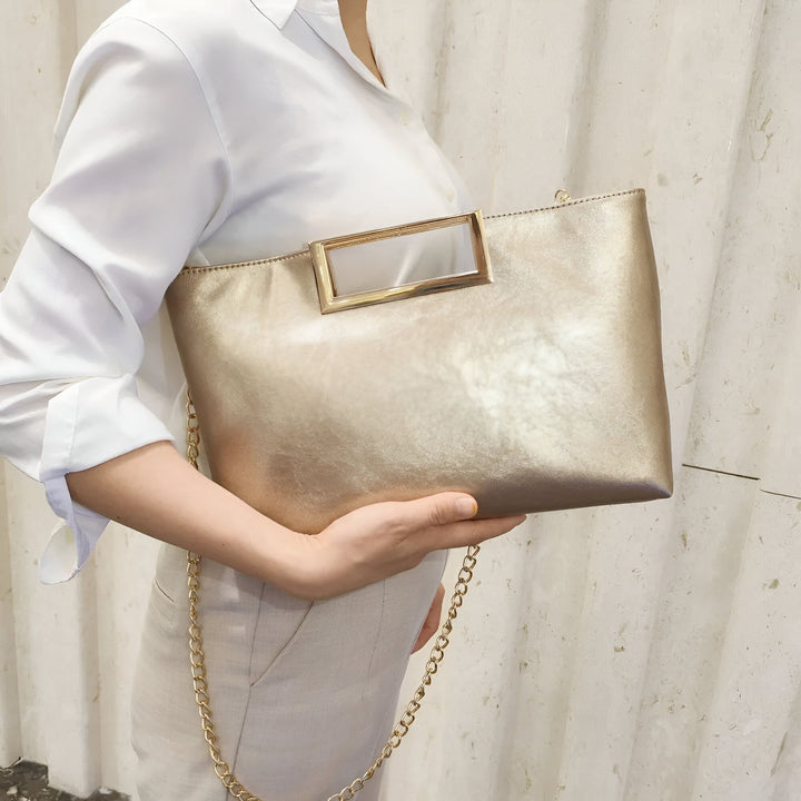 Pochette dorée avec anse en métal doré et chaîne, 46194031853792